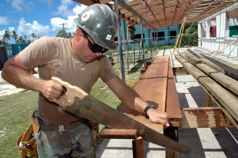 menuisier-TAVERNES-min_worker_construction_building_carpenter_male_job_build_helmet-893290